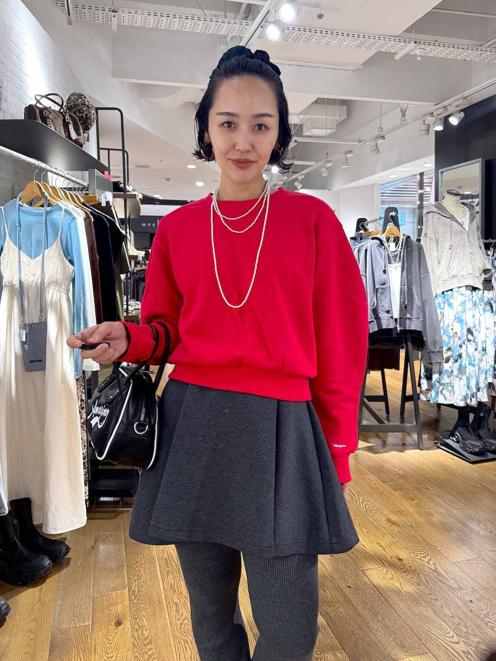 ブラック系のパンプス、ホワイト系のショルダーバッグ、グレー系のその他パンツを着用したレディースの秋コーディネートの6枚目の写真