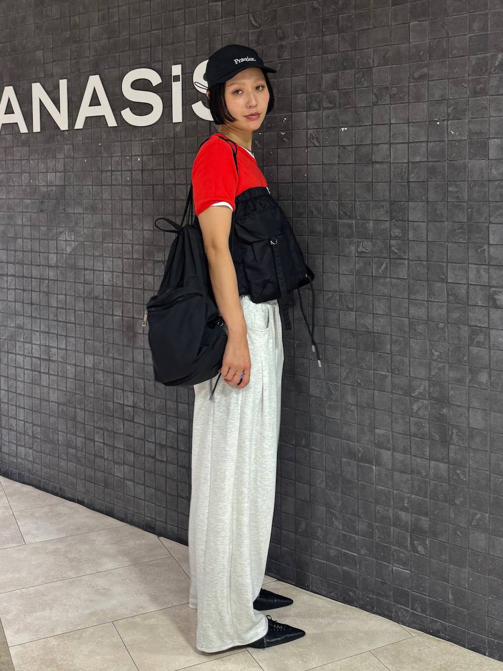 ブラック系のパンプス、レッド系のTシャツ/カットソー、ホワイト系のTシャツ/カットソーを着用したレディースの夏コーディネートの3枚目の写真
