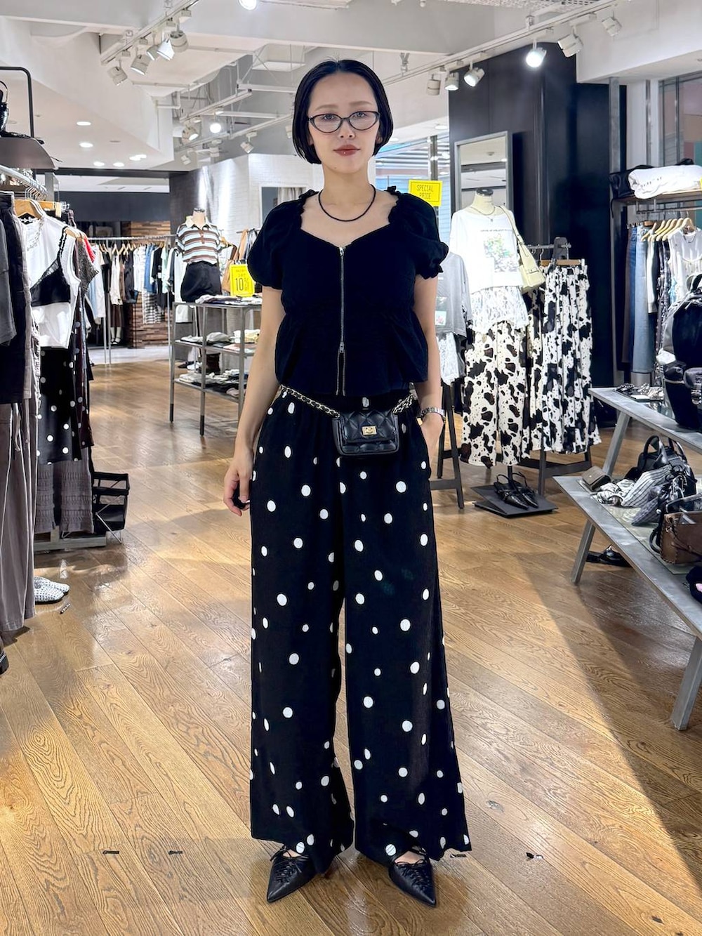 ブラック系のその他パンツ、ブラック系のシャツ/ブラウス、ブラック系のパンプスを着用したレディースの夏コーディネートの2枚目の写真