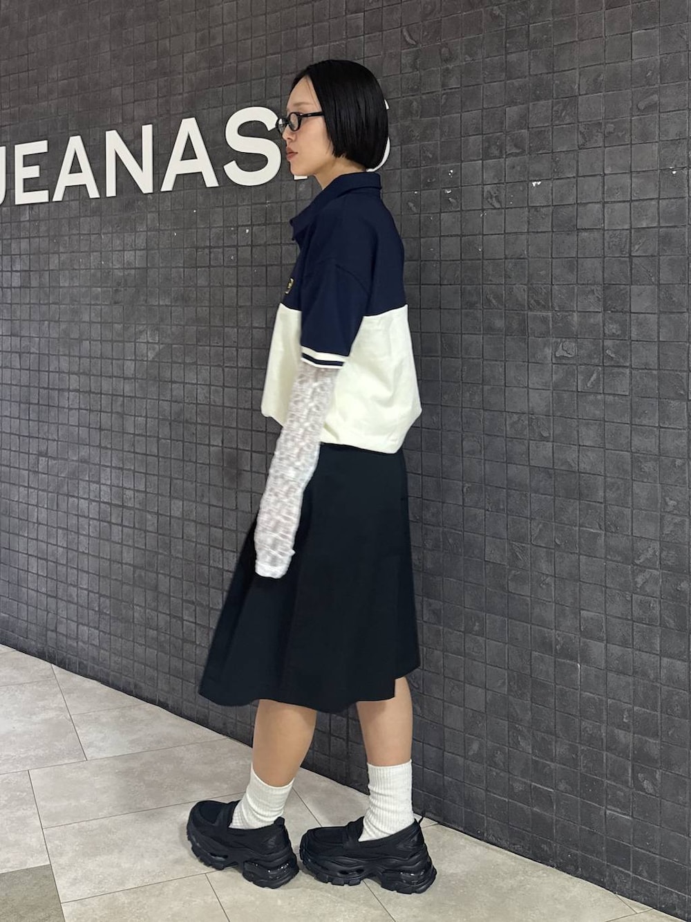 ブラック系のローファー、ホワイト系のTシャツ/カットソー、ブラック系のその他パンツを着用したレディースの春コーディネートの5枚目の写真