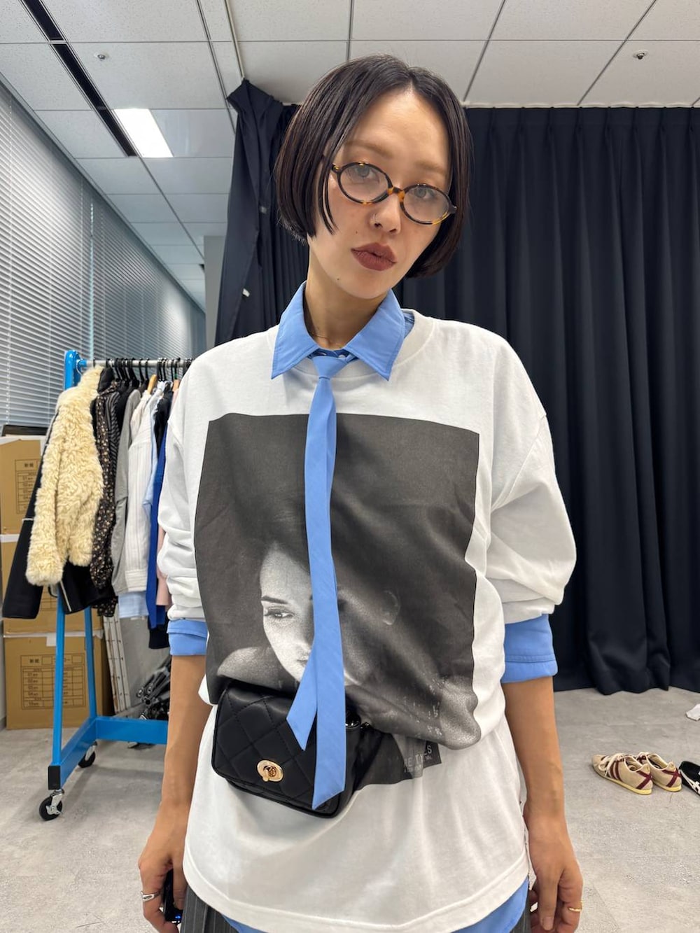 ブラック系のブーツ、ブルー系のシャツ/ブラウス、ホワイト系のTシャツ/カットソーを着用したレディースの夏コーディネートの3枚目の写真