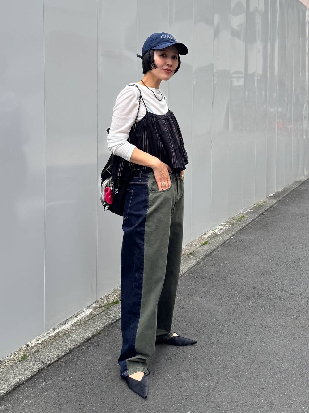 ブラック系のバックパック/リュックを着用したレディースの春コーディネートの9枚目の写真