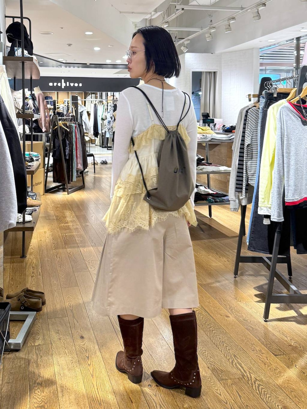 ホワイト系のTシャツ/カットソー、ブラウン系のブーツ、ベージュ系のその他パンツを着用したレディースの春コーディネートの5枚目の写真