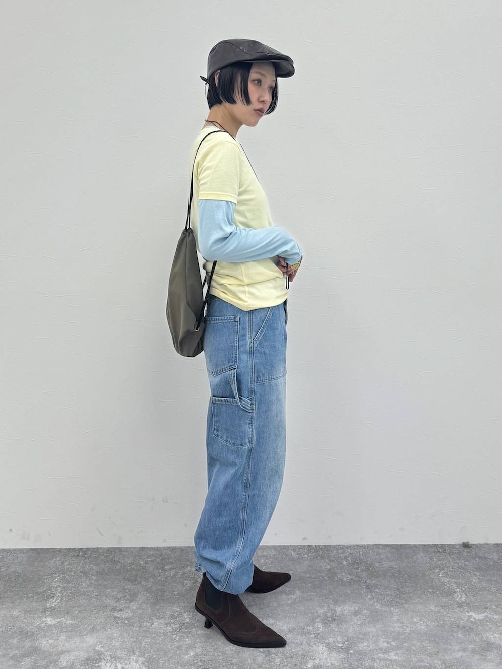 ブラウン系のブーツ、ブラウン系のハンチング/ベレー帽を着用したレディースの冬コーディネートの3枚目の写真