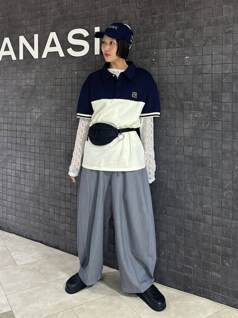 ホワイト系のTシャツ/カットソー、ブラック系のローファー、グレー系のスラックスを着用したレディースの春コーディネートの7枚目の写真