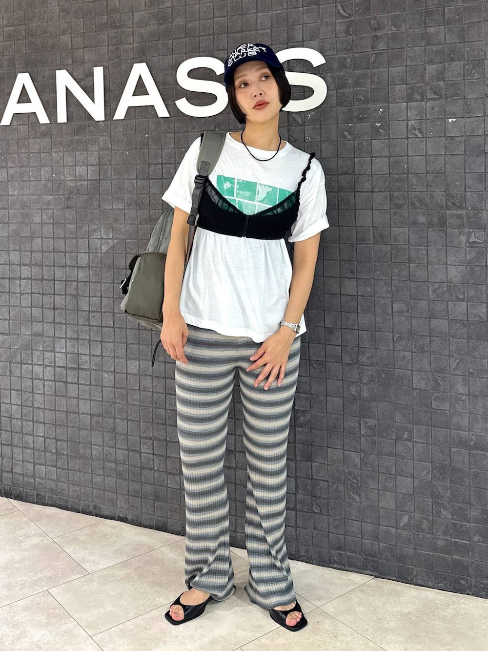 グレー系のその他パンツ、ブラック系のキャミソール、グリーン系のバックパック/リュックを着用したレディースの夏コーディネートの2枚目の写真