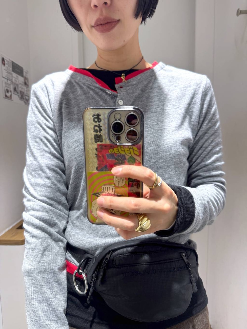 グレー系のTシャツ/カットソー、ゴールド系のリングを着用したレディースの春コーディネートの3枚目の写真