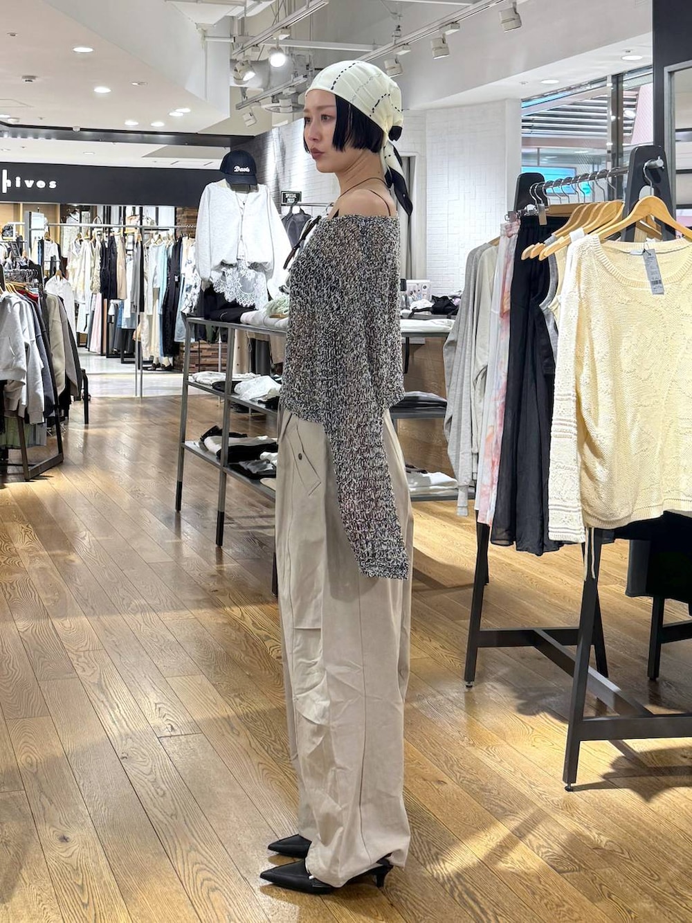 ブラック系のパンプス、ベージュ系のその他パンツ、ブラック系のニット/セーターを着用したレディースの春コーディネートの2枚目の写真