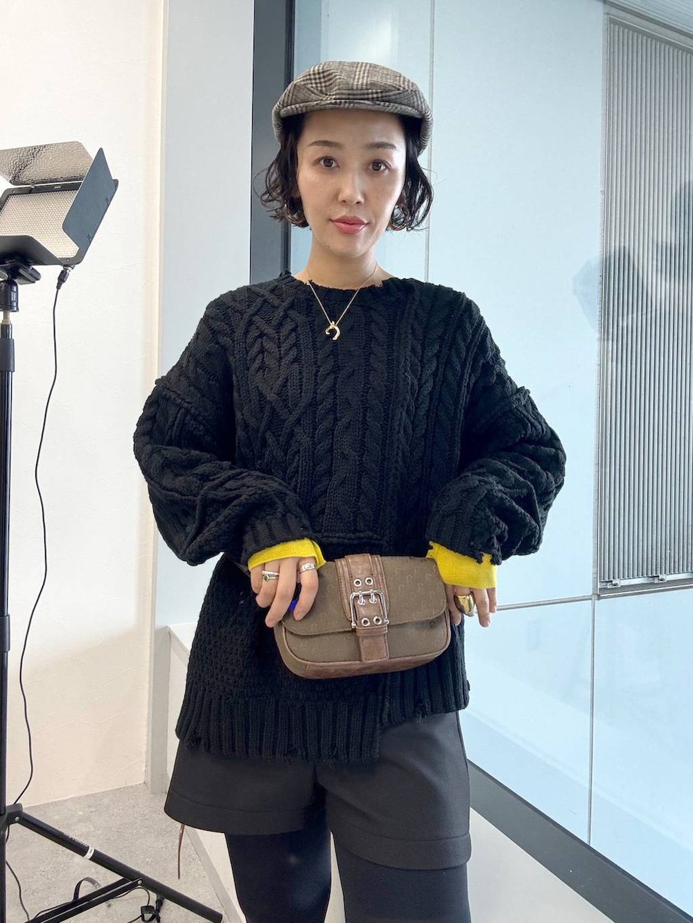 ブラック系のその他パンツ、グレー系のニット/セーター、ブラック系のニット/セーターを着用したレディースの秋コーディネートの6枚目の写真