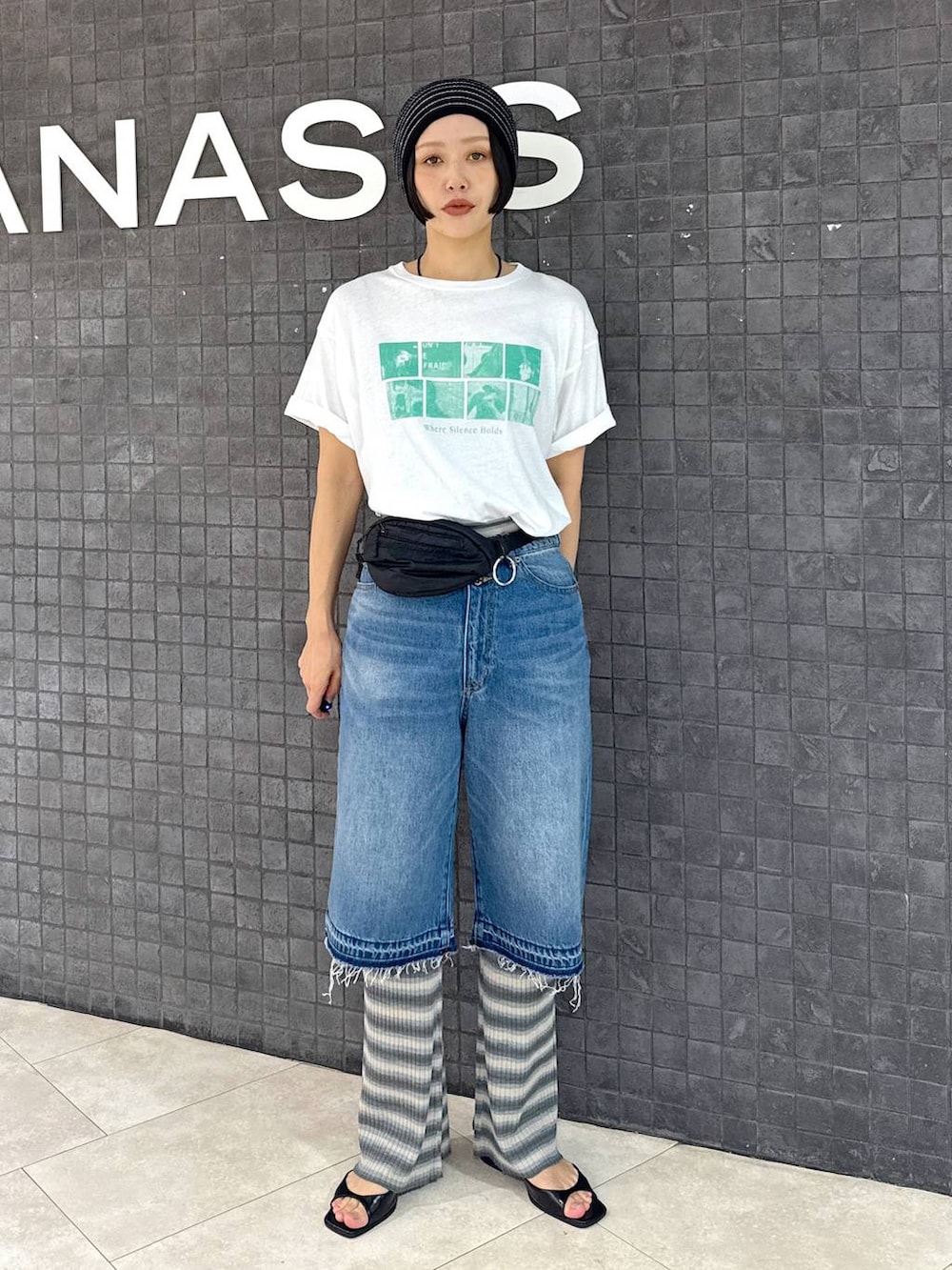 グレー系のその他パンツ、ホワイト系のTシャツ/カットソー、ブラック系のパンプスを着用したレディースの夏コーディネートの5枚目の写真
