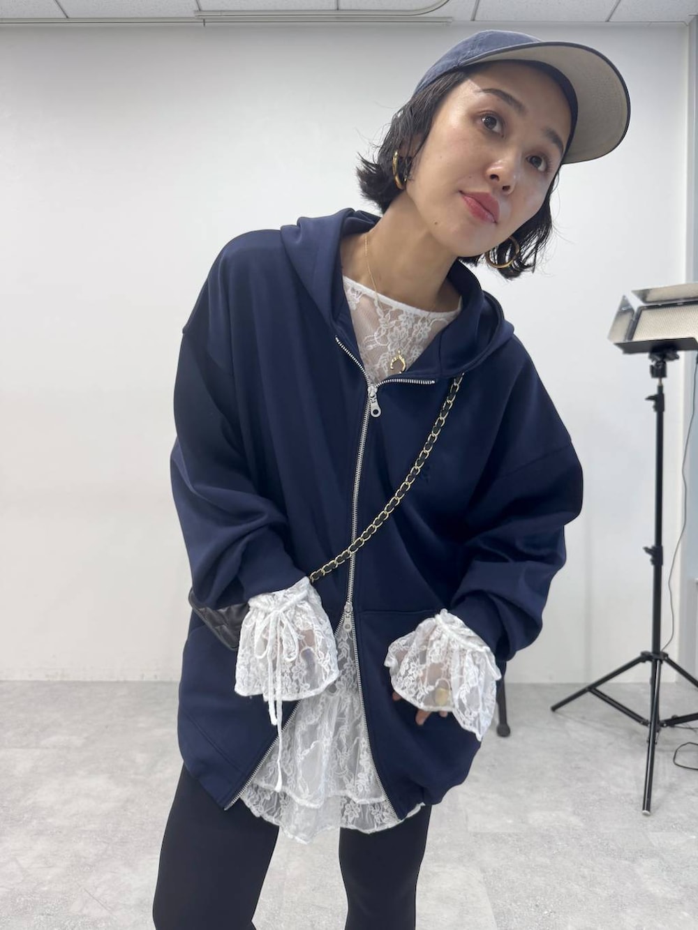 ブラック系のその他パンツ、ブルー系のパーカー、ホワイト系のシャツ/ブラウスを着用したレディースの秋コーディネートの9枚目の写真