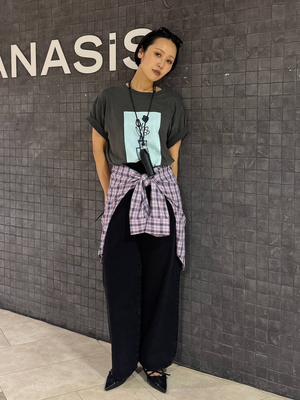 グレー系のTシャツ/カットソー、ピンク系のシャツ/ブラウス、ブラック系のパンプスを着用したレディースの夏コーディネートの2枚目の写真