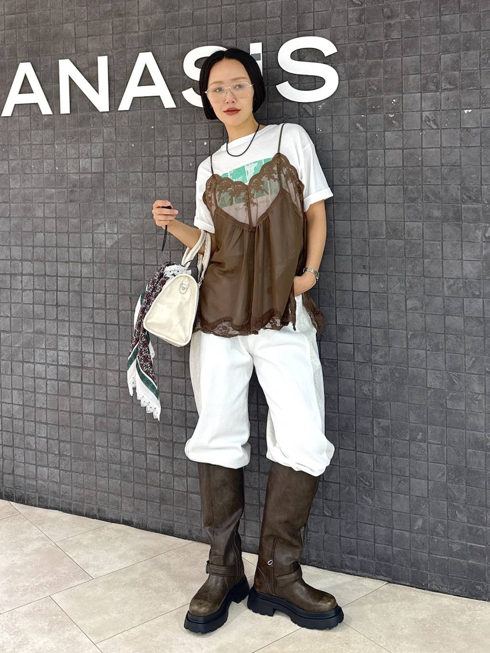 ホワイト系のTシャツ/カットソー、ホワイト系のデニムパンツ、ホワイト系のボストンバッグを着用したレディースの夏コーディネートの5枚目の写真