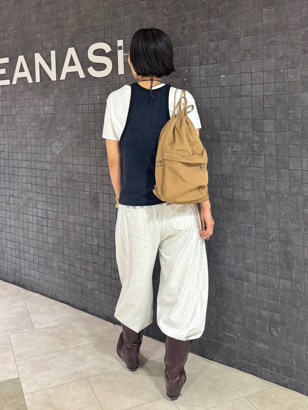ホワイト系のTシャツ/カットソー、ベージュ系のスウェットパンツを着用したレディースの夏コーディネートの4枚目の写真