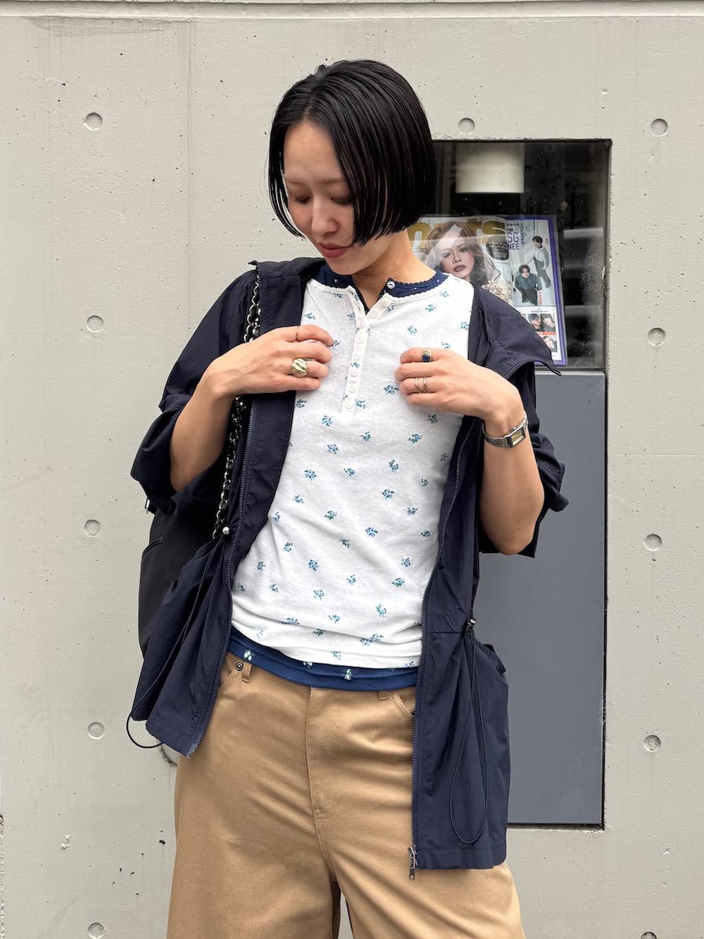 ブラック系のローファー、ブラック系のバックパック/リュック、ベージュ系のその他パンツを着用したレディースの春コーディネートの3枚目の写真