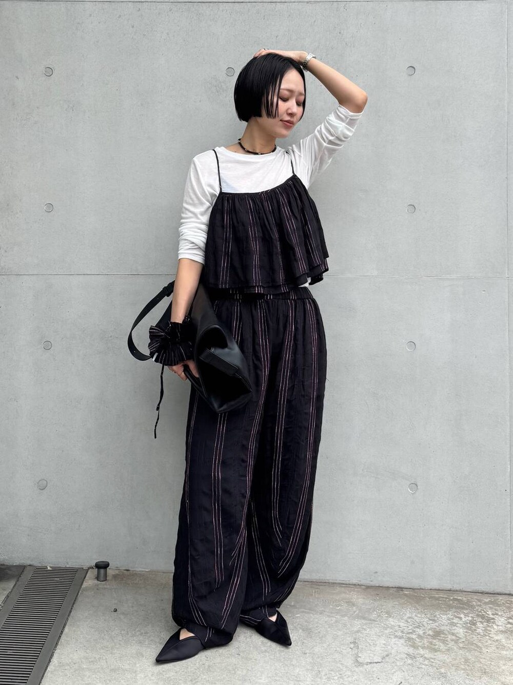 ブラック系のショルダーバッグを着用したレディースの春コーディネートの10枚目の写真