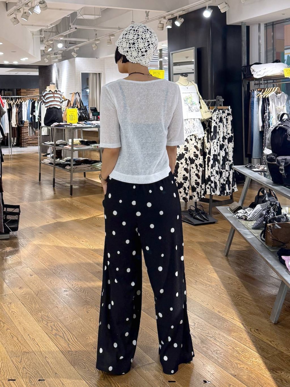 ブラック系のその他パンツ、ホワイト系のカーディガン/ボレロ、ブラック系のパンプスを着用したレディースの夏コーディネートの4枚目の写真