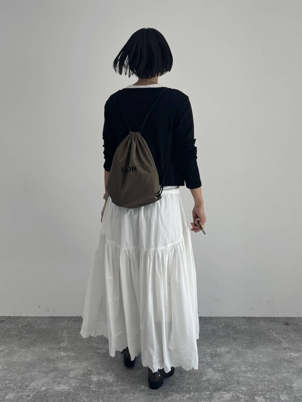 ブラック系のブーツを着用したレディースの冬コーディネートの4枚目の写真