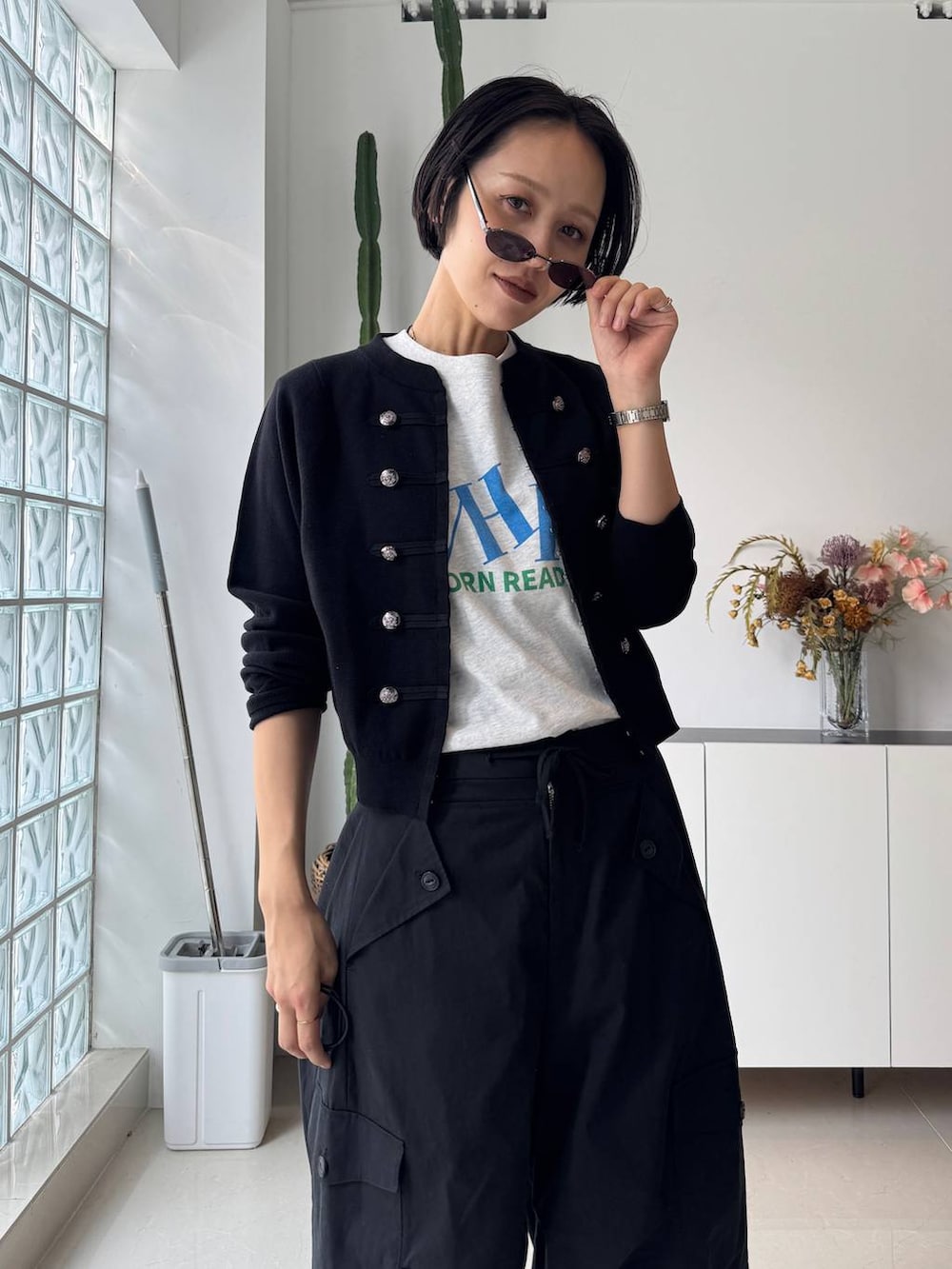 ブラック系のカーゴパンツ、グレー系のTシャツ/カットソー、ブラック系のカーディガン/ボレロを着用したレディースの夏コーディネートの3枚目の写真