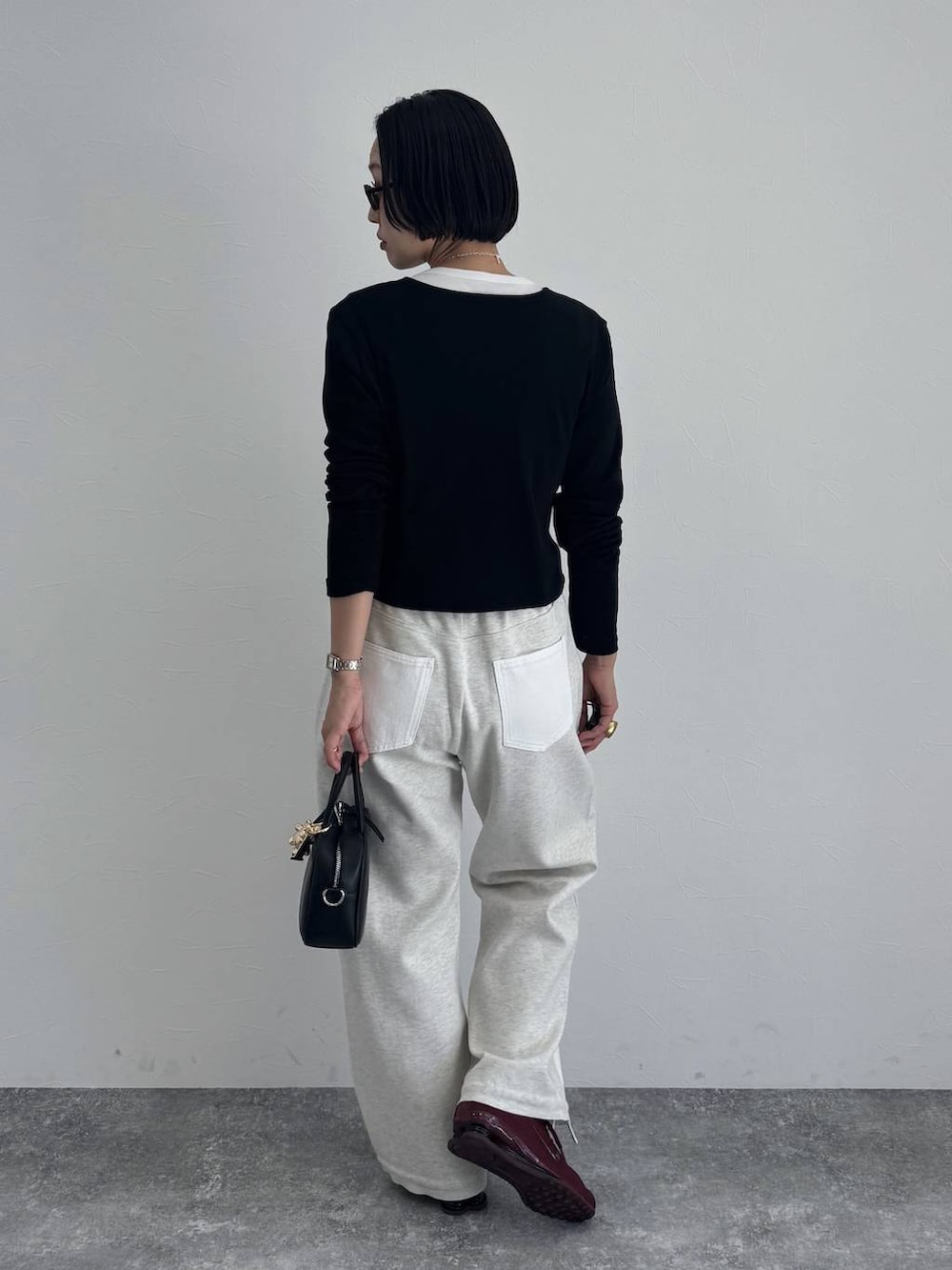 ブラック系のショルダーバッグを着用したレディースの冬コーディネートの4枚目の写真