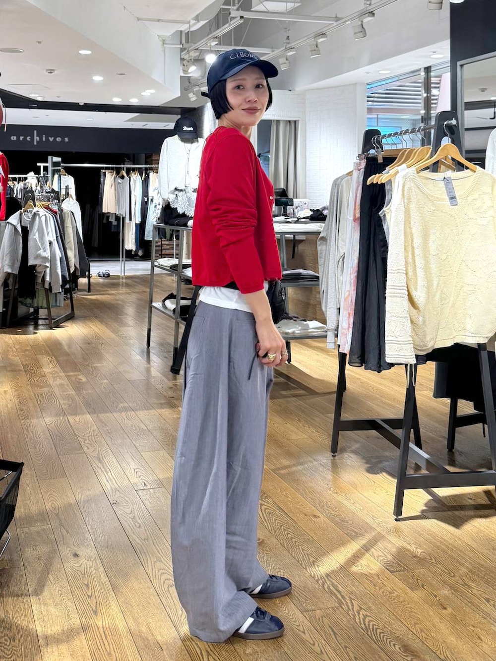 ホワイト系のTシャツ/カットソー、レッド系のベスト、レッド系のカーディガン/ボレロを着用したレディースの春コーディネートの3枚目の写真