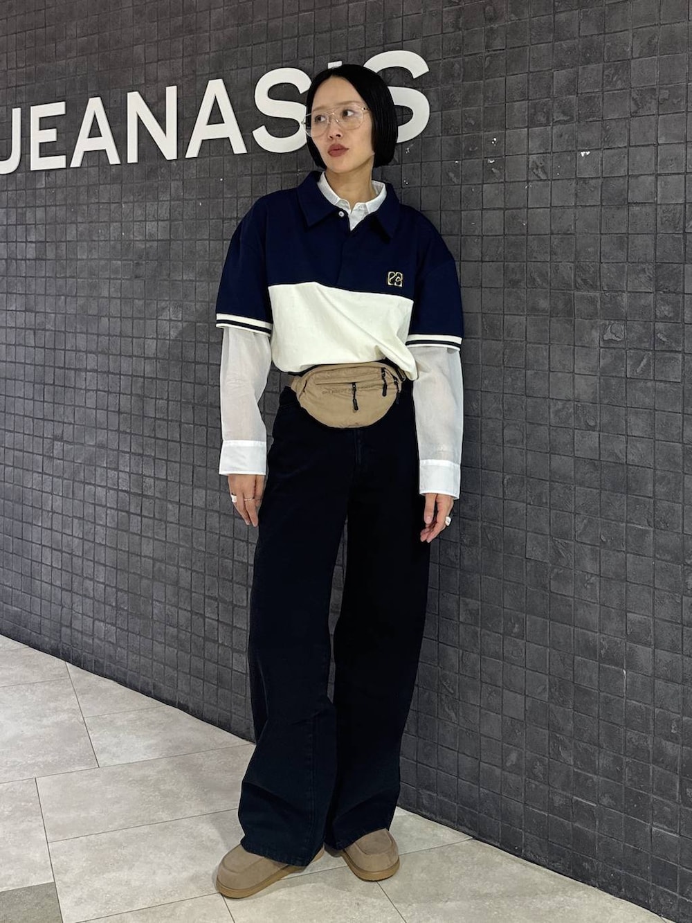 ベージュ系のローファー、ブラック系のデニムパンツ、ホワイト系のシャツ/ブラウスを着用したレディースの春コーディネートの4枚目の写真