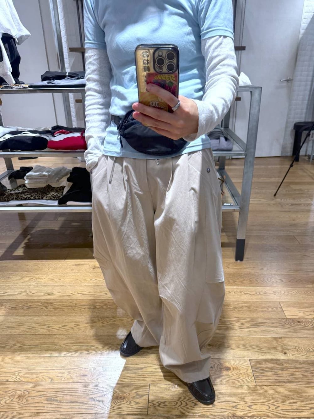 ブラック系のローファー、ベージュ系のその他パンツを着用したレディースの春コーディネートの3枚目の写真