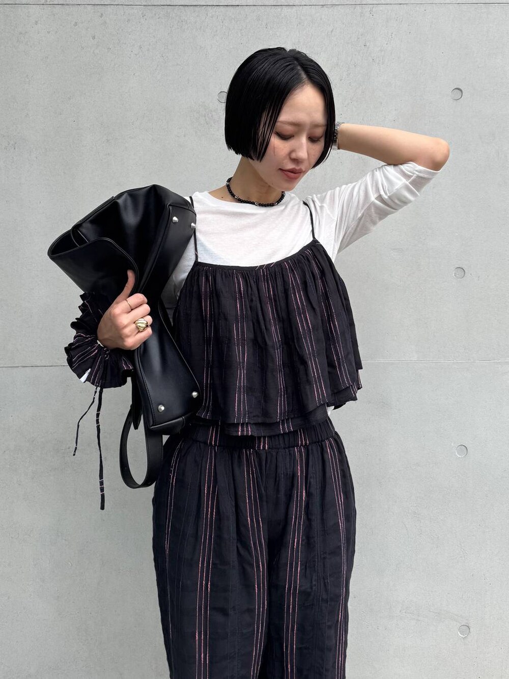 ブラック系のショルダーバッグを着用したレディースの春コーディネートの7枚目の写真