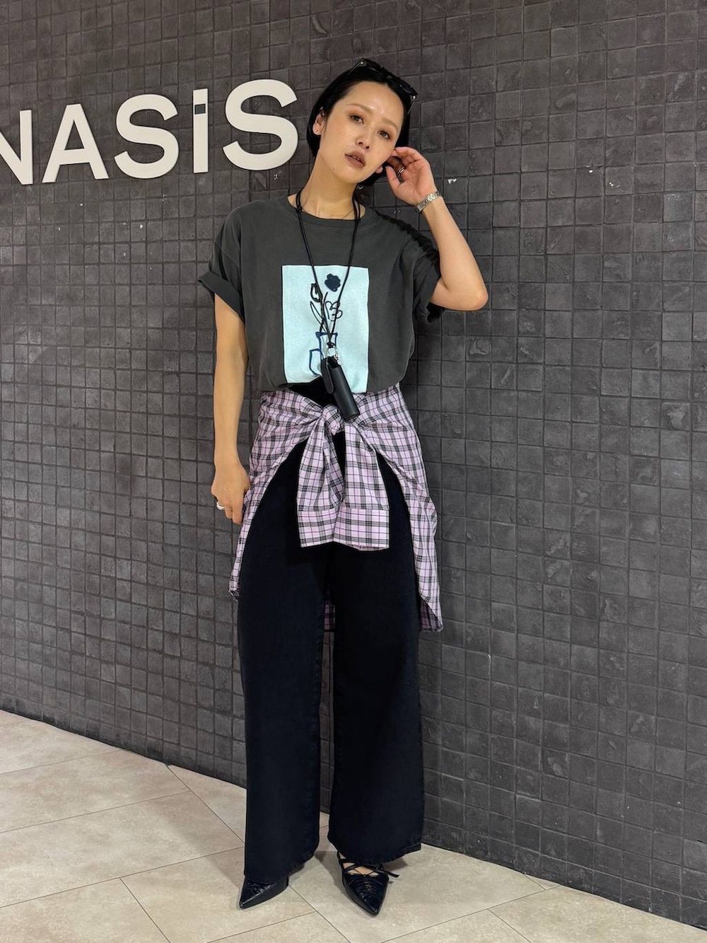 グレー系のTシャツ/カットソー、ピンク系のシャツ/ブラウス、ブラック系のパンプスを着用したレディースの夏コーディネートの3枚目の写真