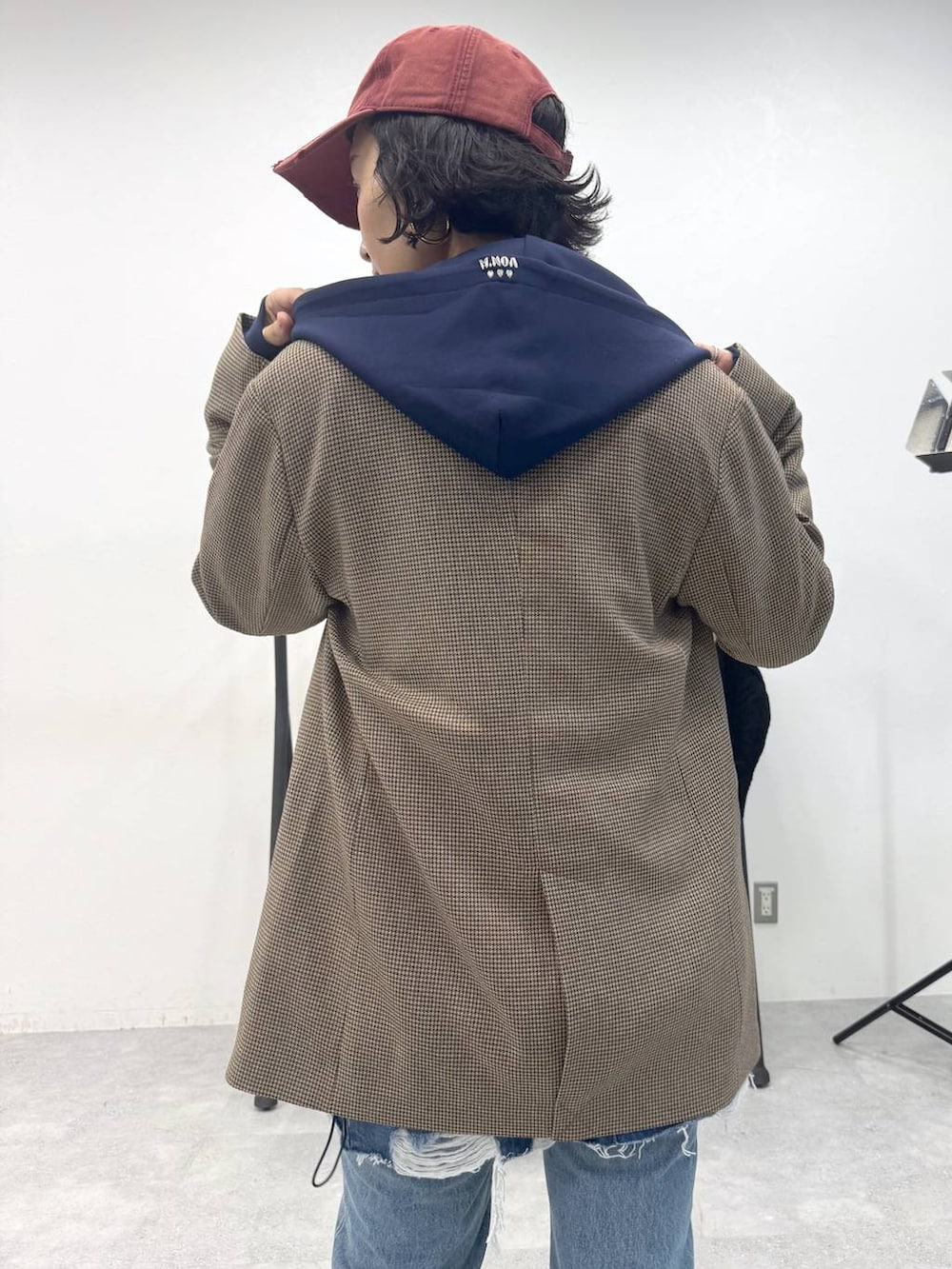 ブルー系のデニムパンツ、グレー系のTシャツ/カットソー、ブルー系のデニムスカートを着用したレディースの秋コーディネートの2枚目の写真