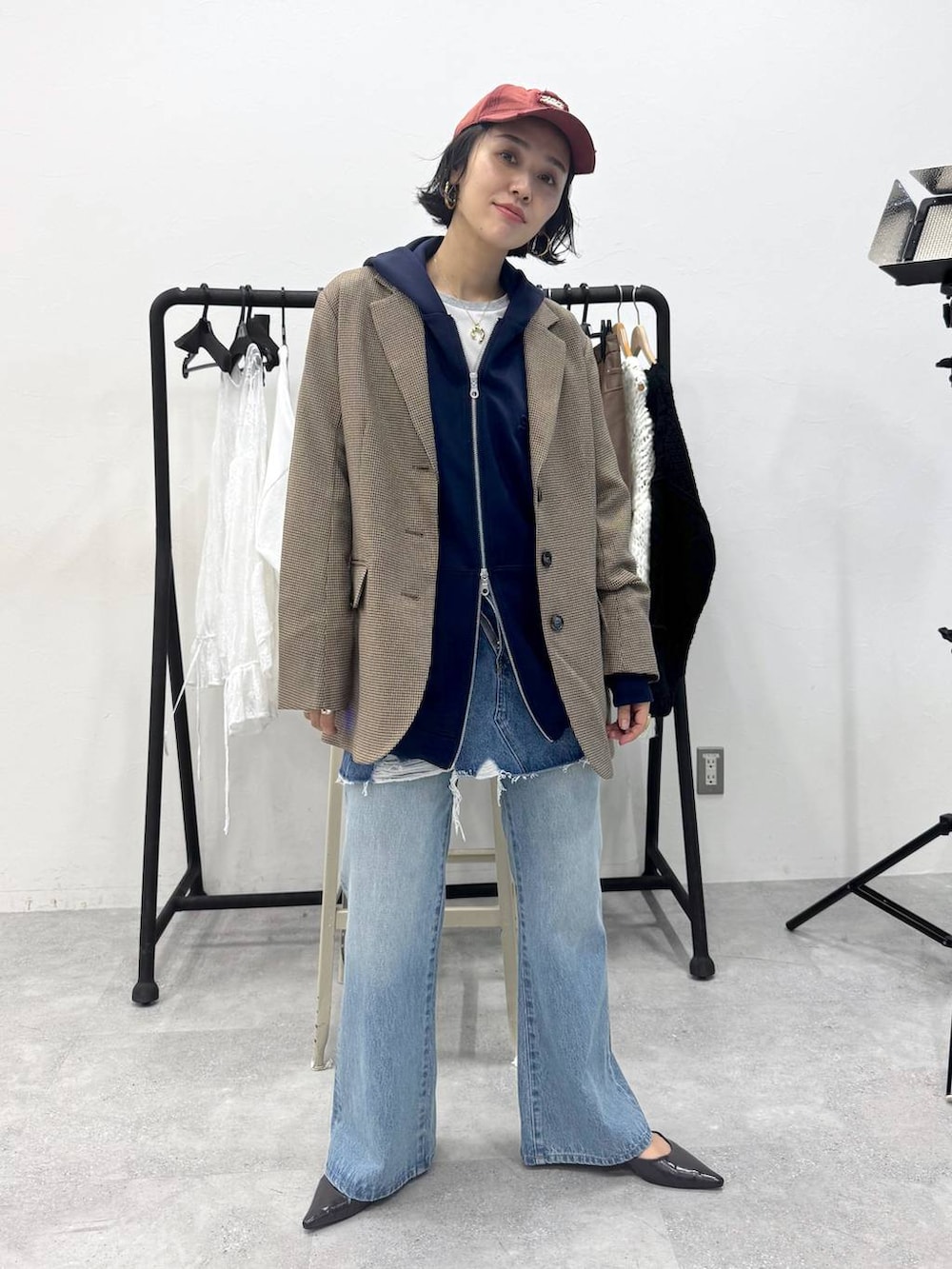 ブルー系のデニムパンツ、グレー系のTシャツ/カットソー、ブルー系のデニムスカートを着用したレディースの秋コーディネートの5枚目の写真