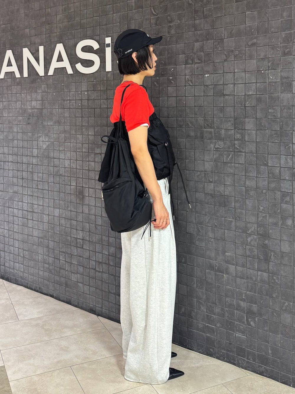 ブラック系のパンプス、レッド系のTシャツ/カットソー、ホワイト系のTシャツ/カットソーを着用したレディースの夏コーディネートの2枚目の写真