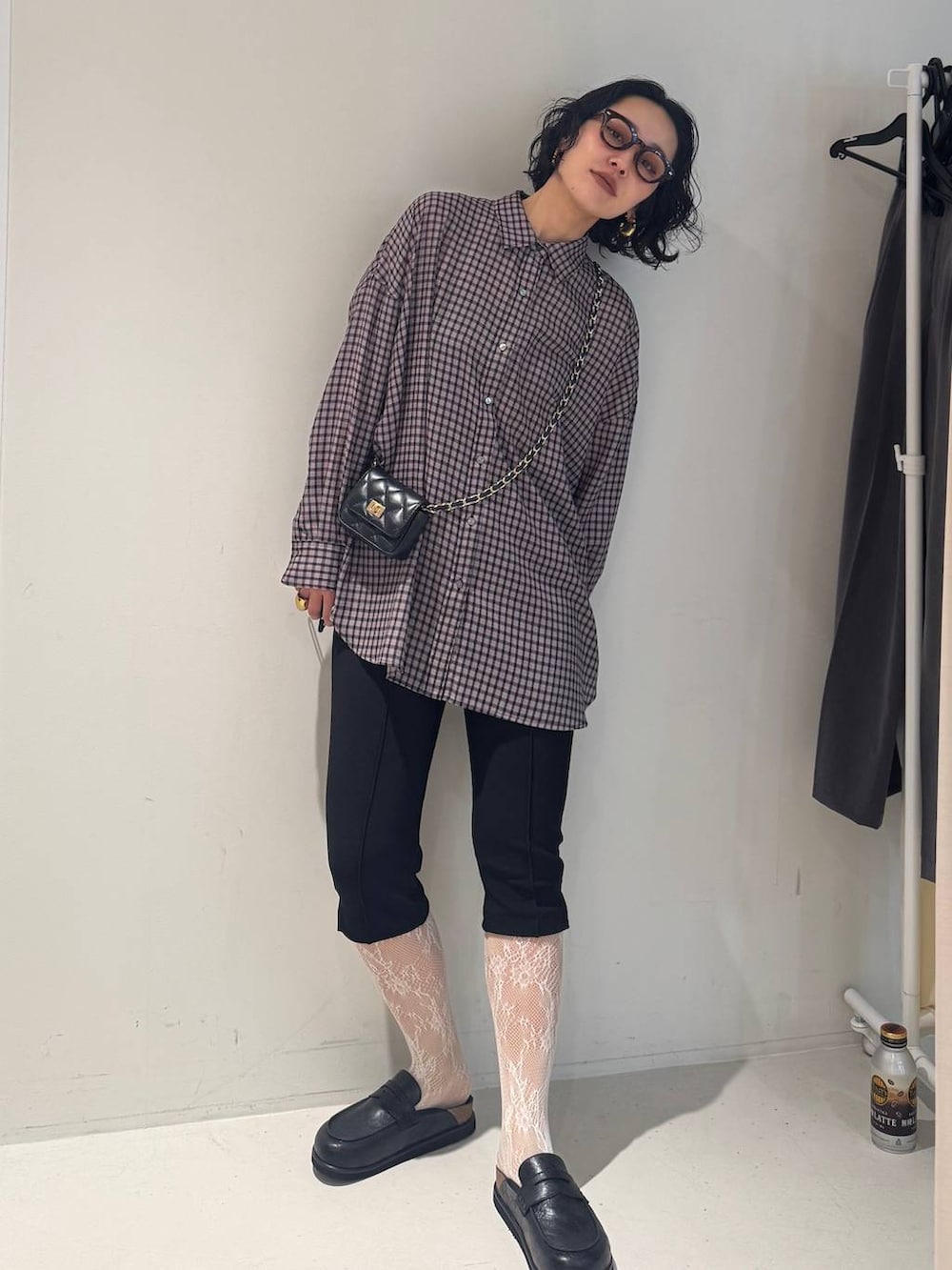 ブラック系のその他パンツを着用したレディースの冬コーディネートの4枚目の写真