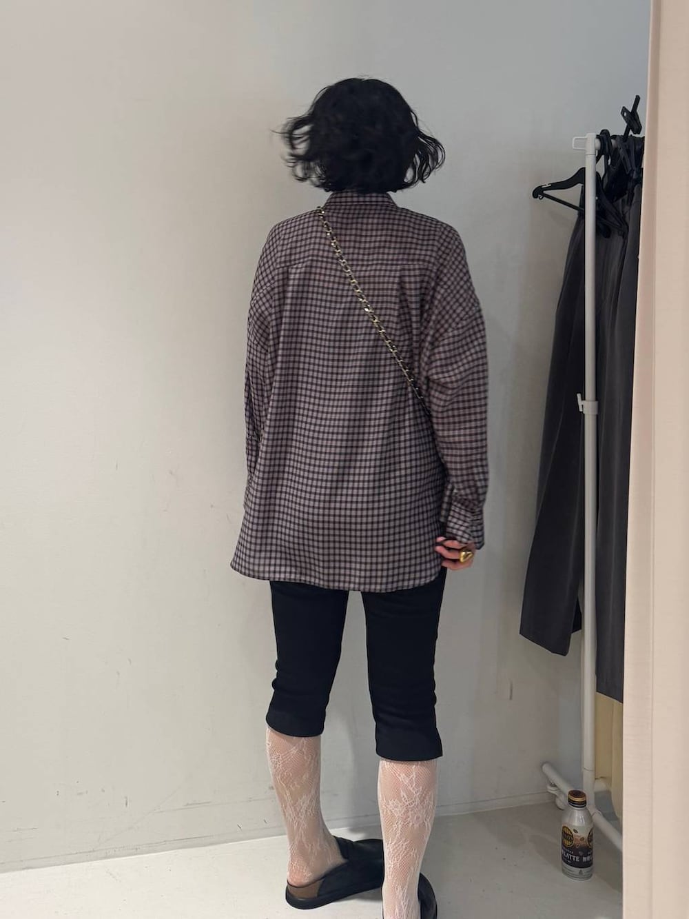 ブラック系のその他パンツを着用したレディースの冬コーディネートの8枚目の写真