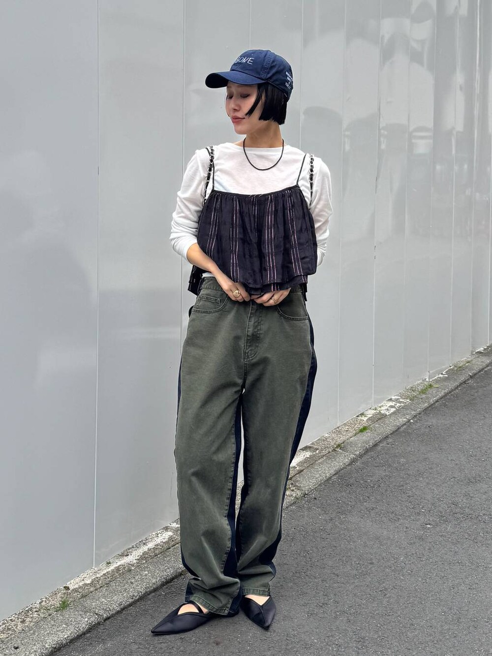 ブラック系のバックパック/リュックを着用したレディースの春コーディネートの5枚目の写真