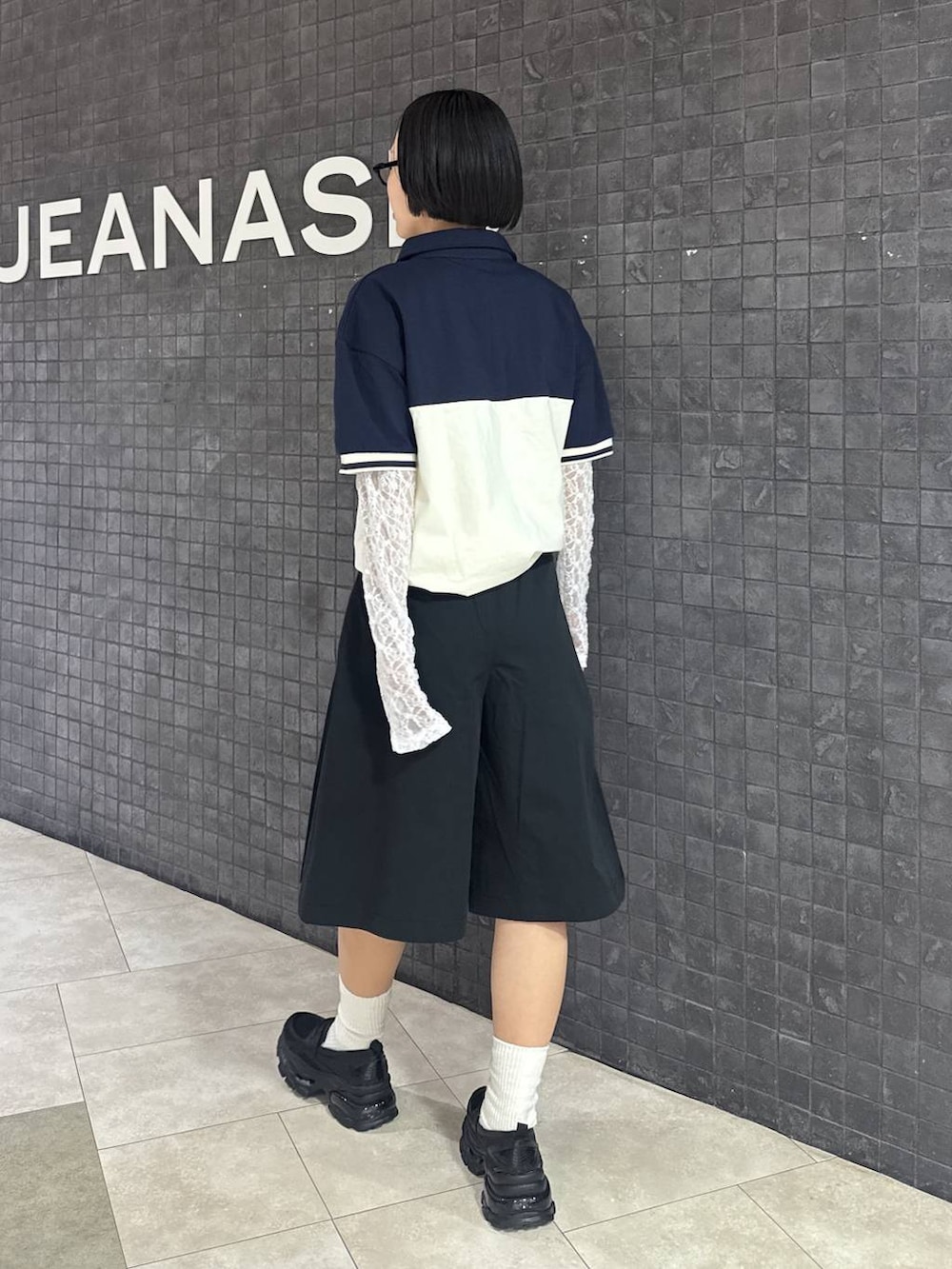 ブラック系のローファー、ホワイト系のTシャツ/カットソー、ブラック系のその他パンツを着用したレディースの春コーディネートの4枚目の写真