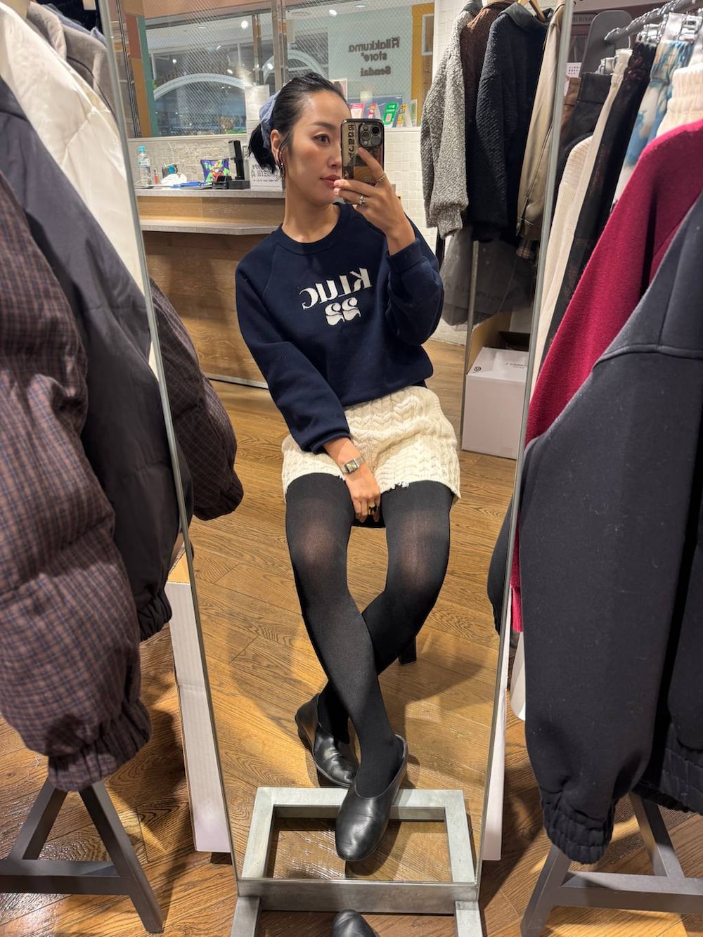 グレー系のスウェット、ブルー系のニット/セーターを着用したレディースの秋コーディネートの5枚目の写真