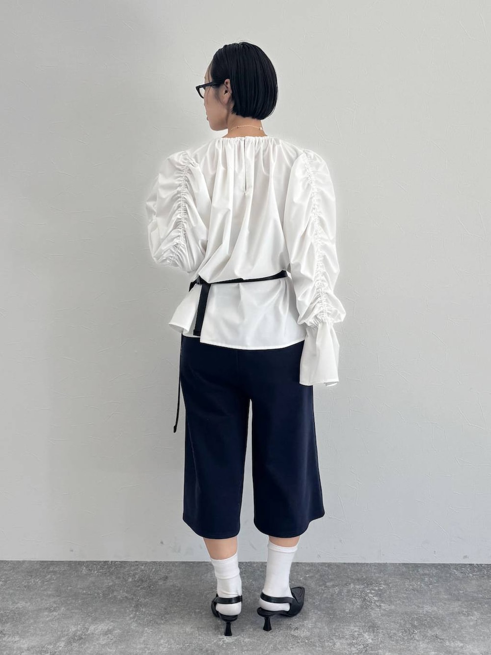 ブラック系のローファーを着用したレディースの冬コーディネートの3枚目の写真