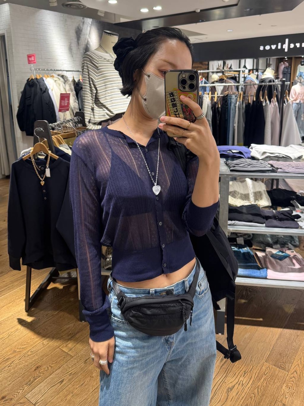 ブルー系のカーディガン/ボレロ、ブラック系のバックパック/リュックを着用したレディースの冬コーディネートの3枚目の写真