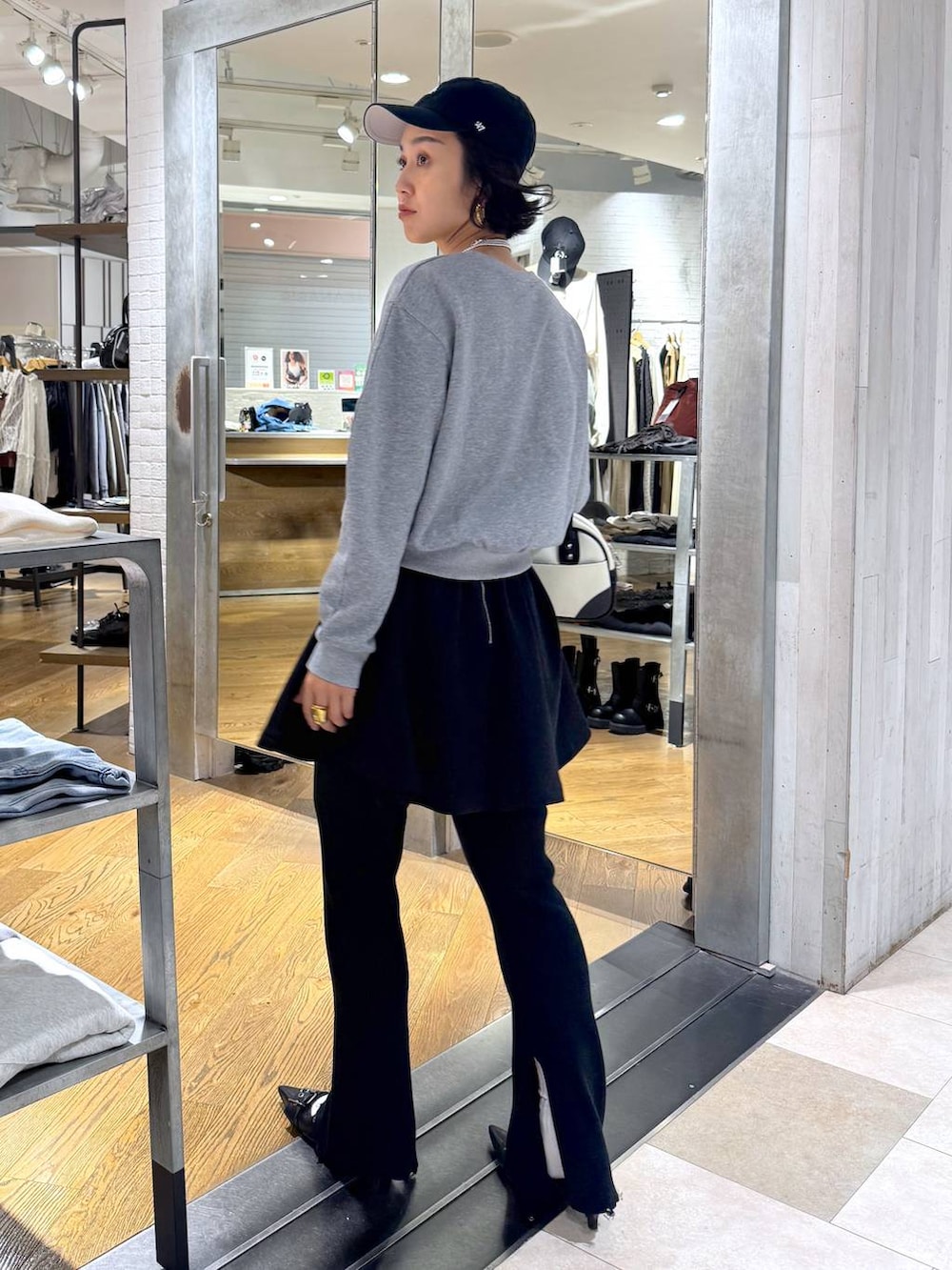 ブラック系のパンプス、ホワイト系のショルダーバッグ、ブラック系のその他パンツを着用したレディースの秋コーディネートの3枚目の写真