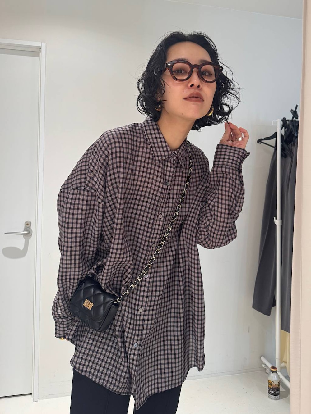 ブラック系のその他パンツを着用したレディースの冬コーディネートの3枚目の写真