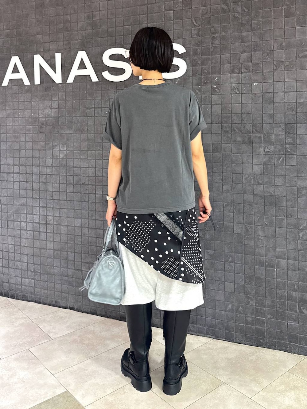 グレー系のTシャツ/カットソー、ブルー系のボストンバッグ、ベージュ系のスウェットパンツを着用したレディースの夏コーディネートの3枚目の写真