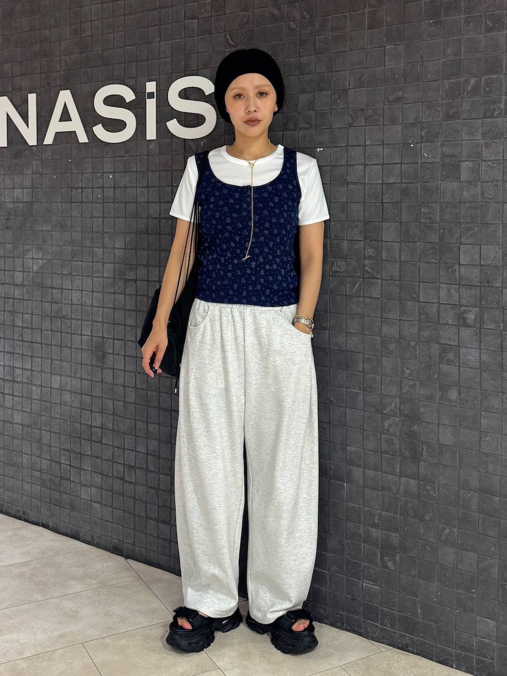 ブラック系のサンダル、ブルー系のタンクトップ、ホワイト系のTシャツ/カットソーを着用したレディースの夏コーディネートの5枚目の写真