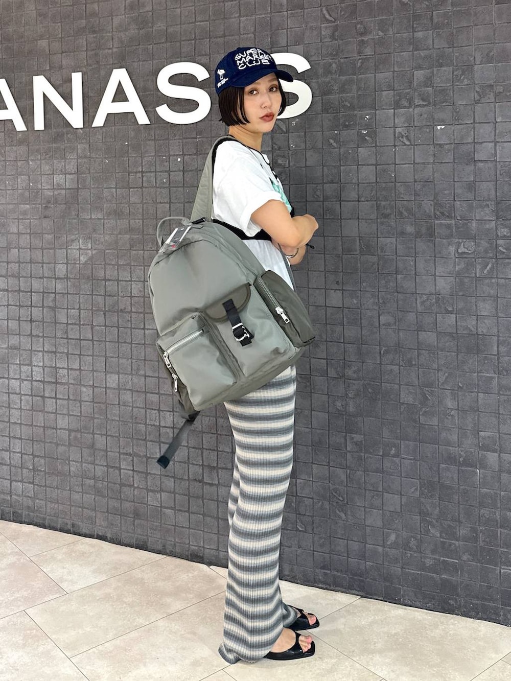 グレー系のその他パンツ、ブラック系のキャミソール、グリーン系のバックパック/リュックを着用したレディースの夏コーディネートの3枚目の写真