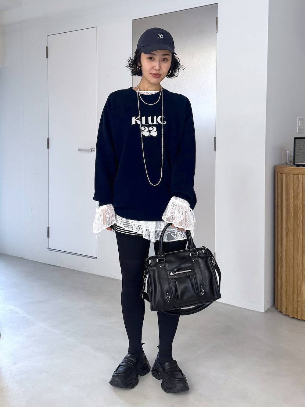 ブラック系のボストンバッグ、ホワイト系のシャツ/ブラウスを着用したレディースの秋コーディネートの4枚目の写真