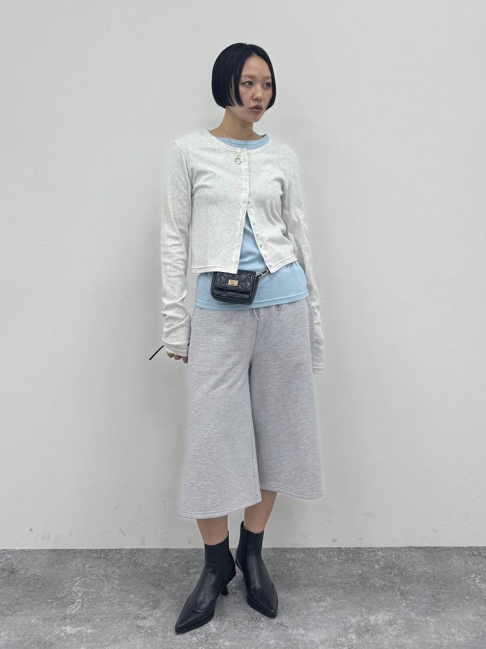 ブラック系のブーツを着用したレディースの冬コーディネートの2枚目の写真