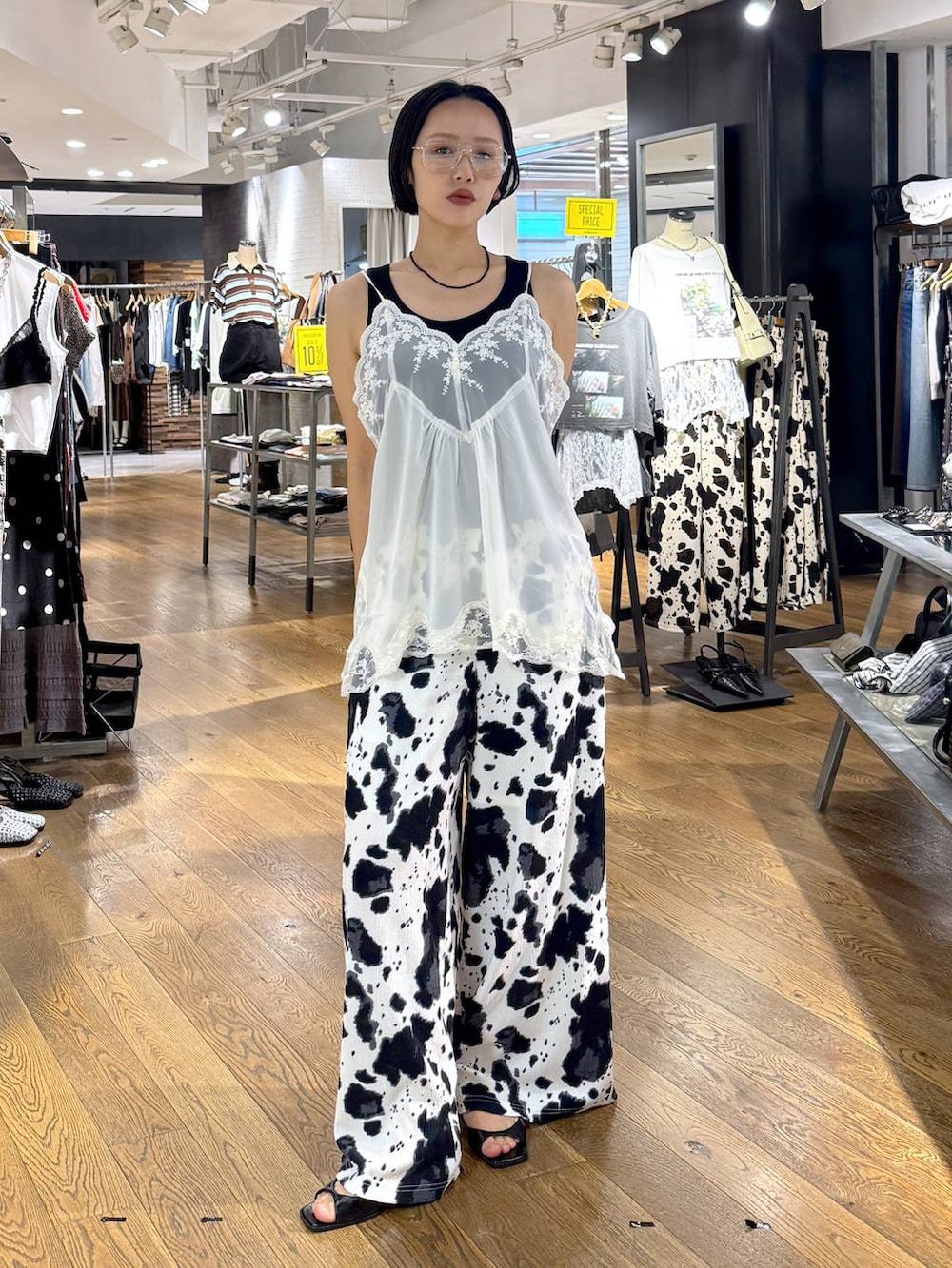 ブラック系のその他パンツ、ホワイト系のキャミソール、ブラック系のタンクトップを着用したレディースの夏コーディネートの4枚目の写真