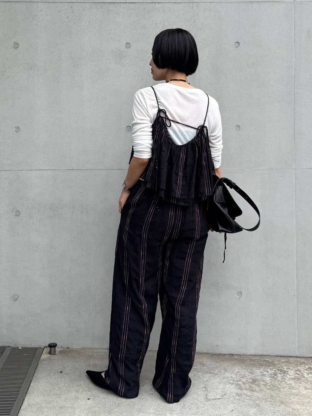 ブラック系のショルダーバッグを着用したレディースの春コーディネートの5枚目の写真