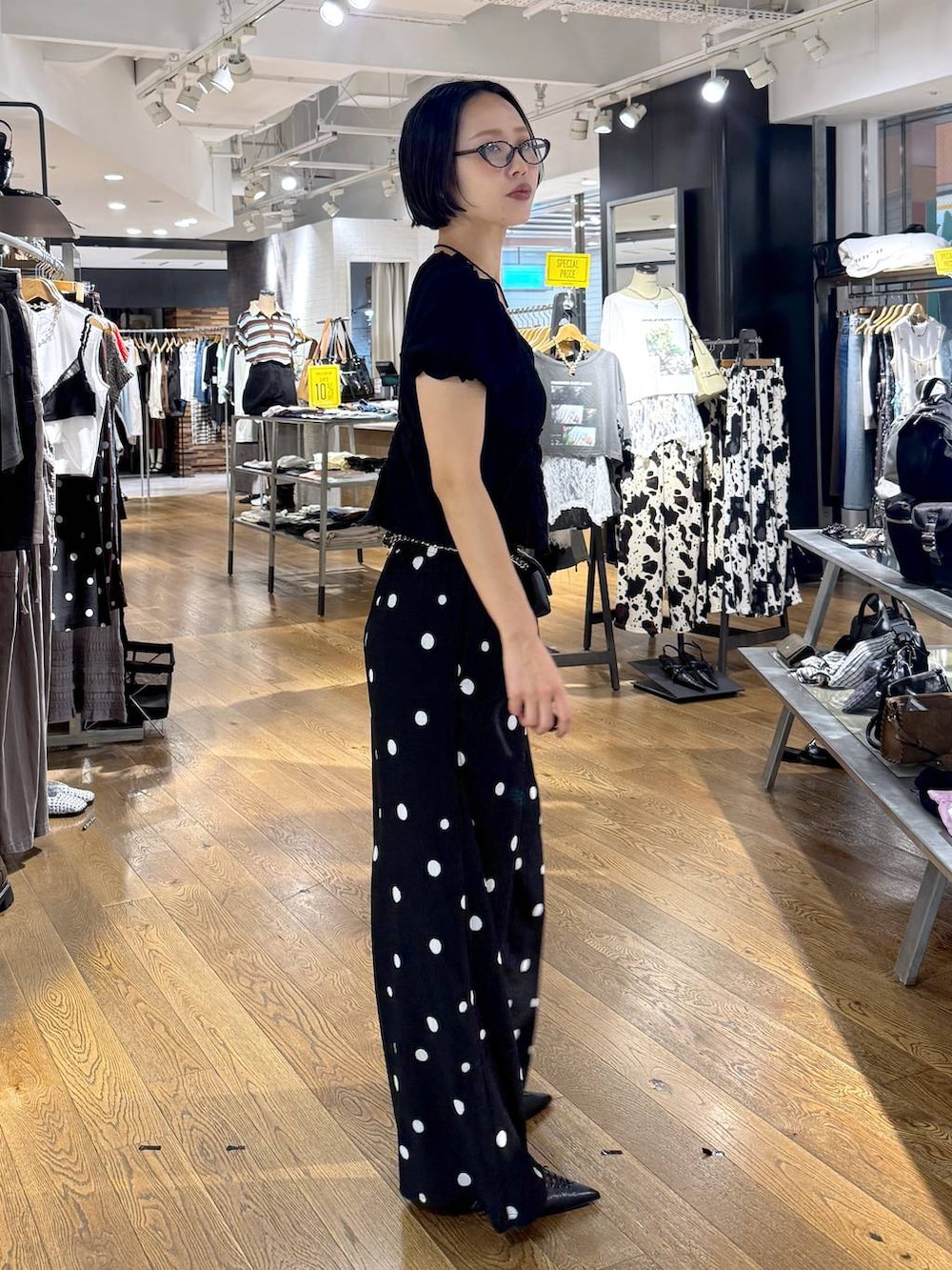ブラック系のその他パンツ、ブラック系のシャツ/ブラウス、ブラック系のパンプスを着用したレディースの夏コーディネートの3枚目の写真