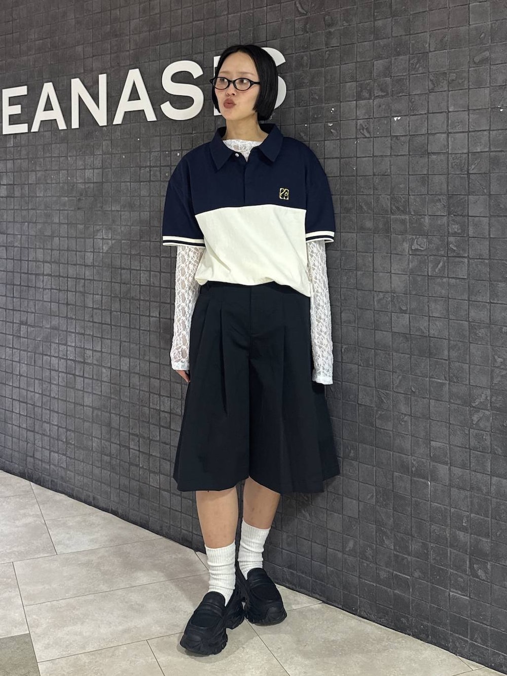 ブラック系のローファー、ホワイト系のTシャツ/カットソー、ブラック系のその他パンツを着用したレディースの春コーディネートの2枚目の写真